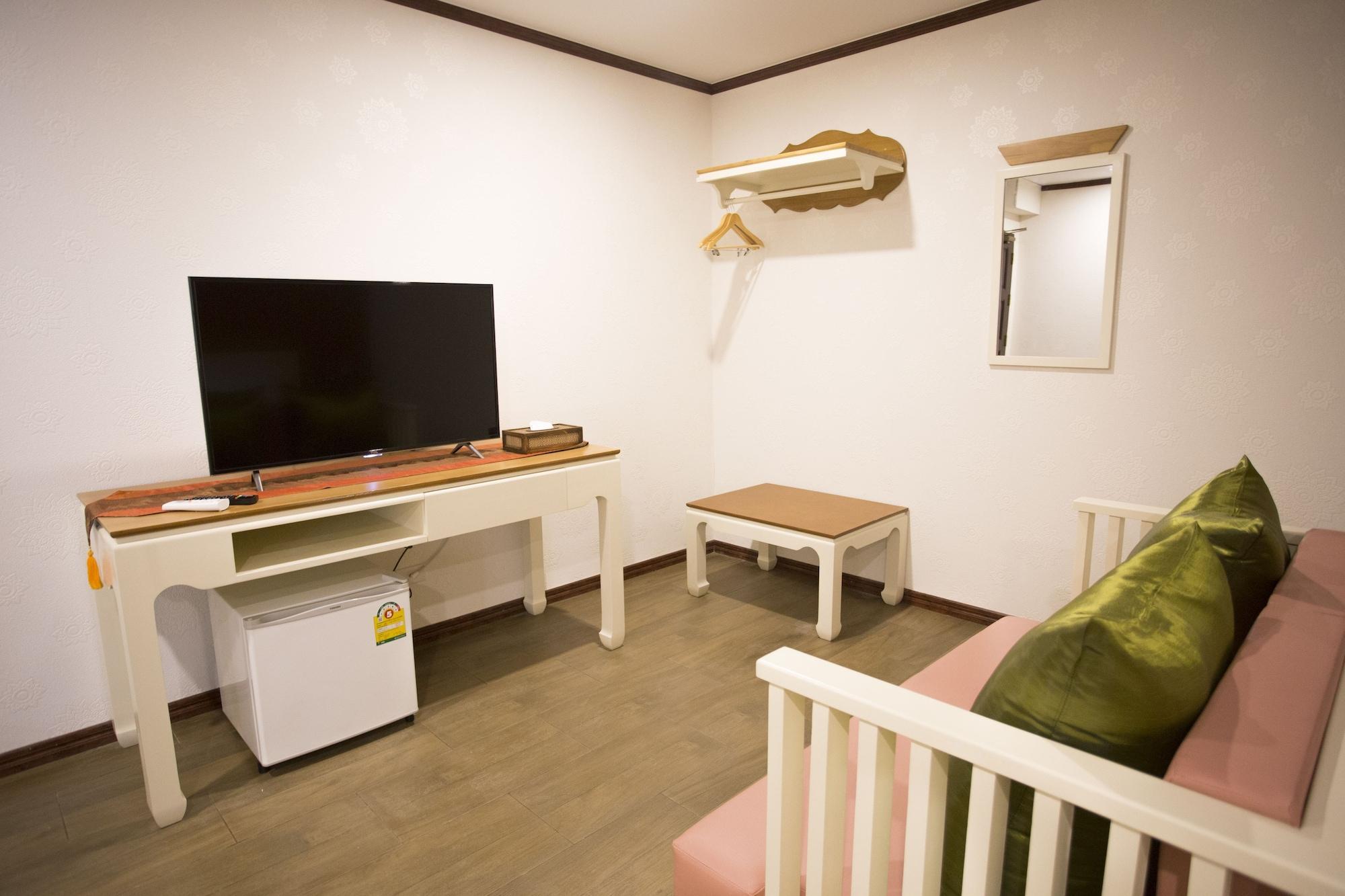 J&Y Hotel Latphrao 35 Bangkok Exterior photo