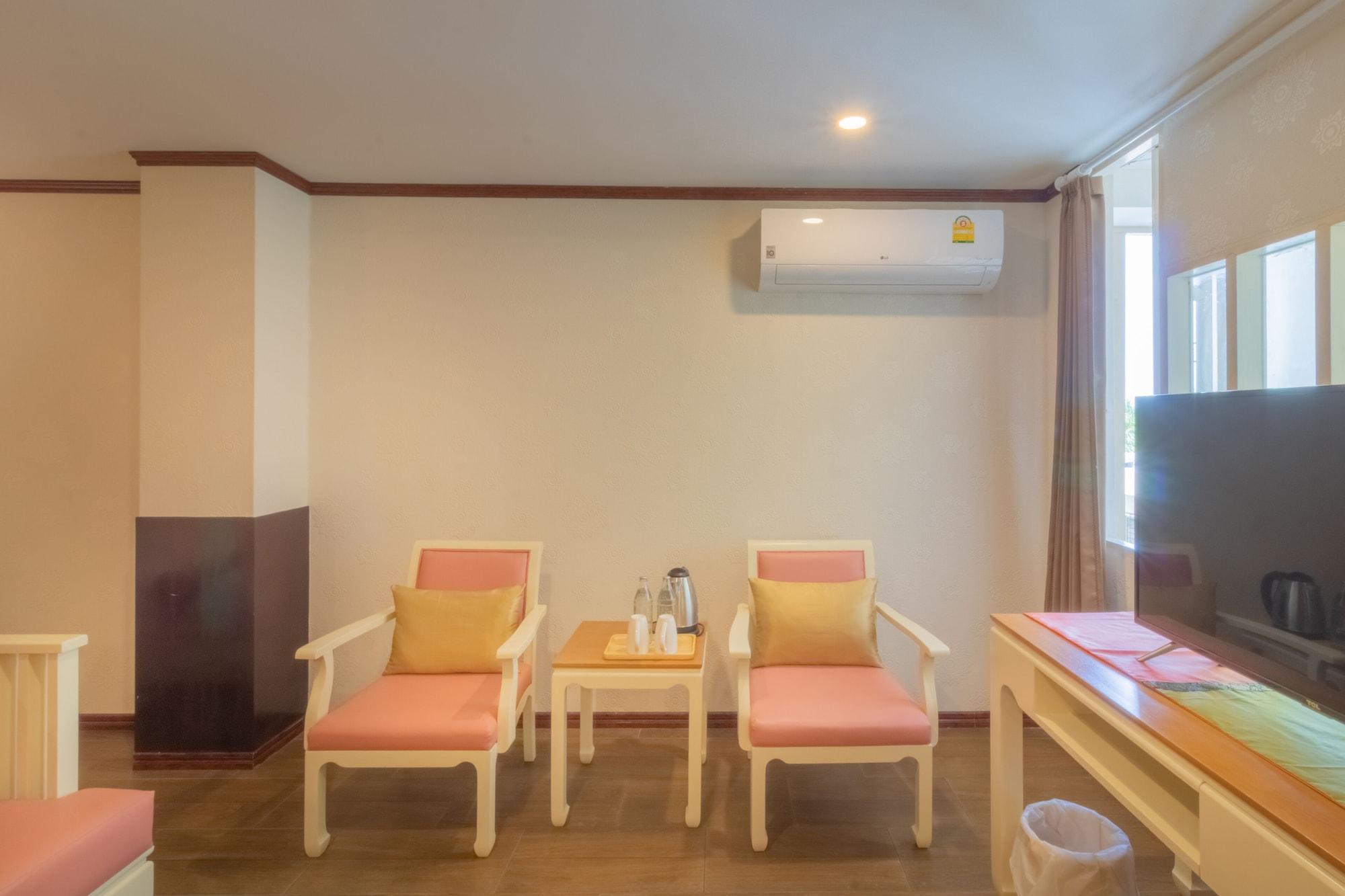 J&Y Hotel Latphrao 35 Bangkok Exterior photo